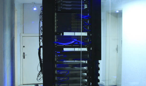 Data center no corredor de salas do Instituto Infnet