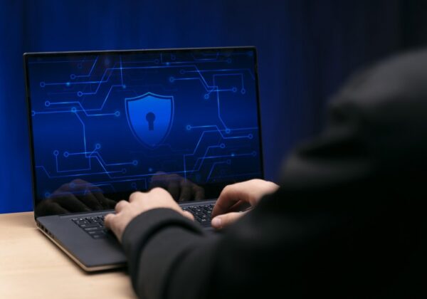 Imagem que mostra uma pessoa tentando mexer em um computador protegido